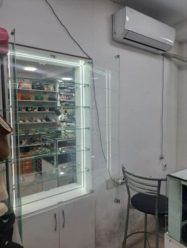 künc rəf: Şüşəli dolab vitrini — 9