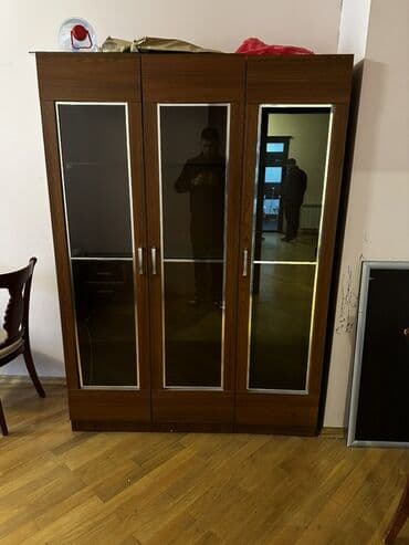 Şüşəli dolab vitrini