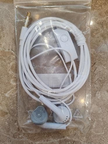 Ağ rəngli simli qulaqlıq - Bağlantı: 3.5 mm stereo jack (qızılı uclu)