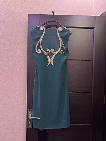 tulum paltar: Zümrüd-yaşıl rəngdə zərif paltar - Model: qolsuz, dizə yaxın uzunluq — 1