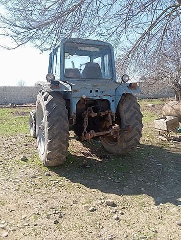 t 28 matoru: Sükanlı kabinli mavi traktor, arxasında kotan/oydaşı (tillər) qoşqusu — 5