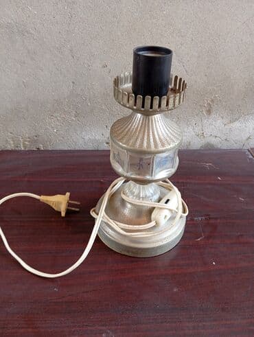 Retro üslubda, metal və şüşədən hazırlanmış stolüstü lampa. Yataq