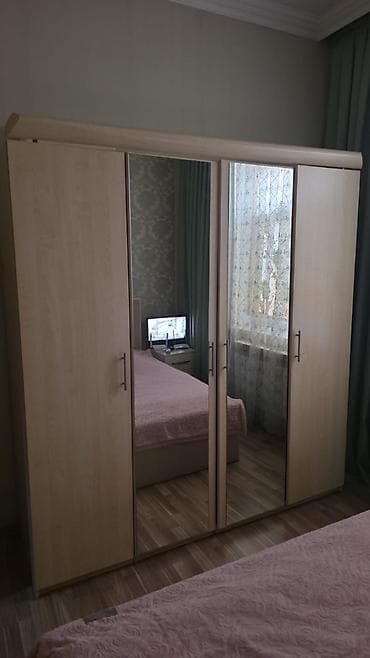 Açıq ağcaqayın rəngində 4 qapılı yataq otağı dolabı. - Ön hissədə 2