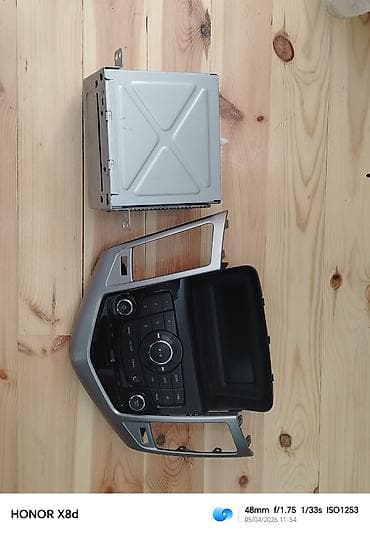 Avtomobil üçün orijinal multimedia/radio baş bloku və ön panel