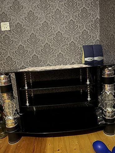 televizor divara vurmaq: Düz TV altlığı, Polkalı, Şüşəli — 3