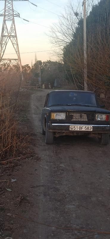 VAZ (LADA): VAZ 2107 sedan - Kuzov: 4 qapılı, klassik “Jiquli” dizaynı. Qara mat — 4