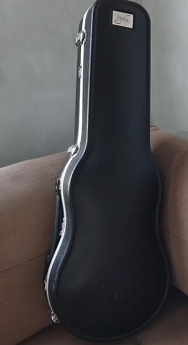 The String Center brendli akustik gitara üçün sərt keis (hard case)