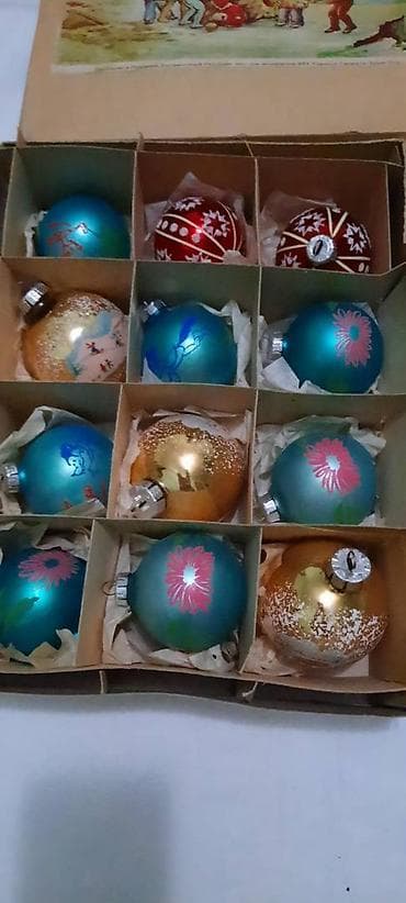 yeni il oyuncaqlari satisi: ГДР в коробке 100ман.снежинки стеклярус по 5 ман за одну.Верхушка — 2