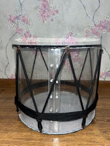 Gitaralar: Nagara 33-lük şüşə nağara normal vəziyyətdədi. Profesional nağaradı — 4