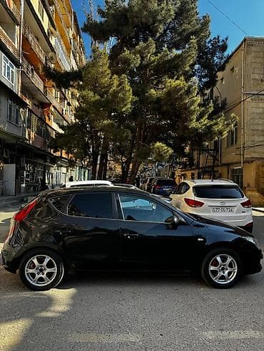Motonəqliyyat: Hyundai i30 hatchback - Korpus: 5 qapılı, qara rəng, arxa şüşə tünd — 2