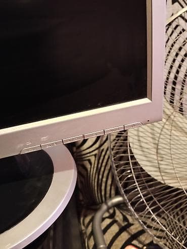 mac pro: Samsung SyncMaster 713N LCD monitor - Ekran diaqonalı: 17 düym (5:4 — 4