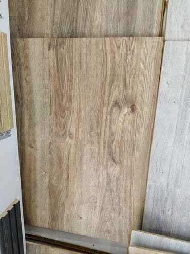 Ağac görünüşlü laminat döşəmə paneli. Ev və ya ofis interyerinə təbii