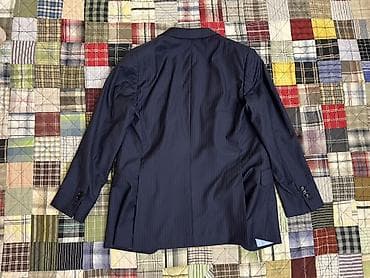 is formasi: Tünd göy rəngdə, incə zolaqlı kişi pencəyi. Xüsusiyyətlər: - Klassik — 10