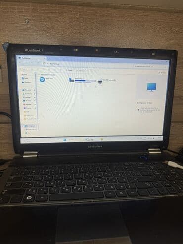 samaung: Samsung noutbuk - Ekran: 15.6" (təxminən), parlaq ekran - Klaviatura — 2