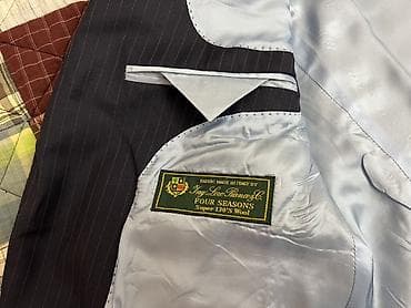 is formasi: Tünd göy rəngdə, incə zolaqlı kişi pencəyi. Xüsusiyyətlər: - Klassik — 8