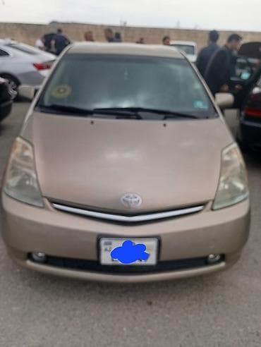 Toyota Prius, 2-ci nəsil hibrid hetçbek. Xüsusiyyətlər: - Hibrid — 1
