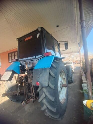 Qoruyucu plyonka və şüşələr: Belarus 1221 traktor - Güclü 6 silindrli dizel mühərrik (yanlardan — 8