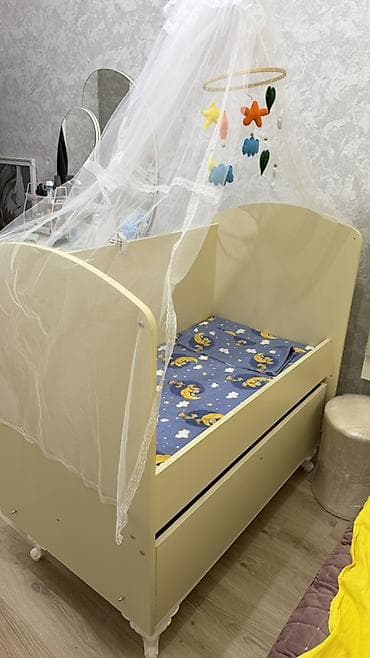 Beşiklər: Oğlan və qız üçün, Dördbucaq, Beşik, Matras ilə, Yellənmə mexanizm ilə — 2