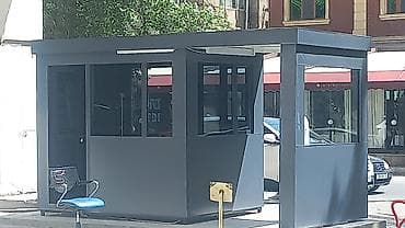 Müasir dizaynlı, boz rəngli mühafizə köşkü. Qapısı və pəncərələri var lalafo.az -da Müasir dizaynlı, boz rəngli mühafizə köşkü. Qapısı və pəncərələri var