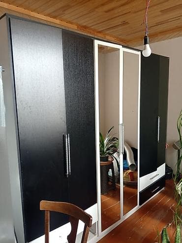 kunc divan iwlenmiw: Yataq otağı üçün mebel dəsti - 4 qapılı geyim dolabı: iki aynalı orta — 1