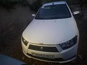 Ağ rəngli sedAN avtomobil Xüsusiyyətlər: - Kuzov: 4 qapılı sedan, ağ