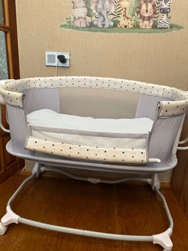 qidalandırmaq üçün uşaq stul yelləncək: Usaq besiyi,tülü var, matrası var .Elektrondu. 1 yasa kimi usaq — 5