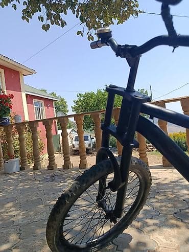 16 lik velosiped: Qara rəngli, tam asqılı velosiped. Model BMX/dağ velosipedi üslubunda — 3