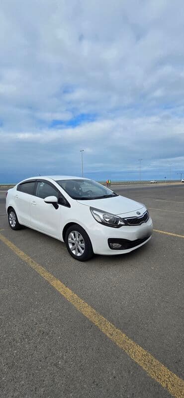 mersedes c 230: Kia Rio: 1.4 l | 2012 il Sedan — 3