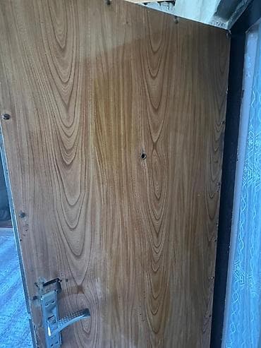 Qapılar və aksessuarlar: Metal giriş qapısı satılır. Xüsusiyyətlər: - Material: polad/metal — 2