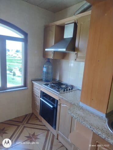 Balıq qulağı: Taxtadan hazırlanmış, yuxarı hissəsində qapıları şüşəli olan mətbəx — 3