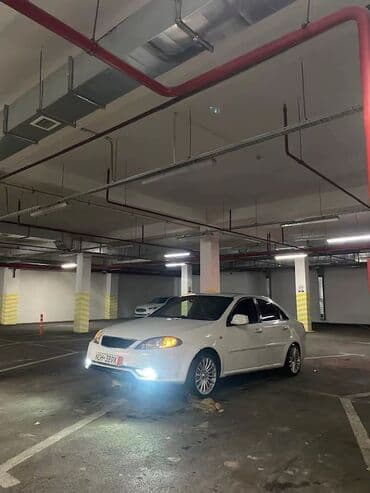 4 goz mercedes: Ağ rəngdə sedan avtomobil Xüsusiyyətlər: - Kuzov: 4 qapılı sedan, ağ — 2