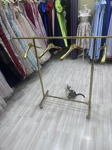 Qızılı rəngdə metal geyim asqısı stendi - Material: möhkəm metal — 1