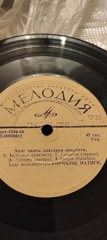 vinil satisi: Vinil plastinkalar satılır. Bir ədədi 20 manat — 5