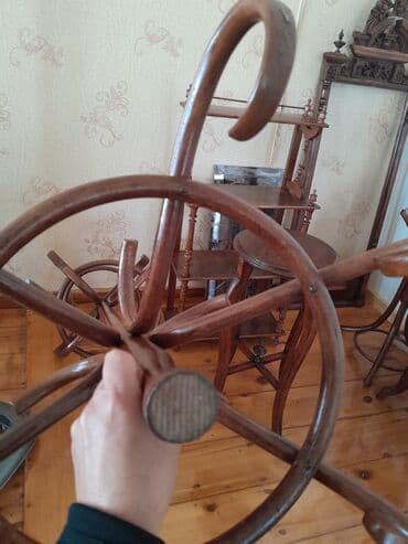 paltar asilqani: Məhsul: Taxta asılqan (ayaqüstü) Təsvir: - Klassik dizaynlı — 2