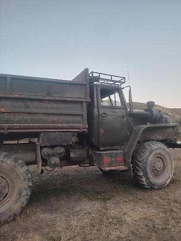 yan güzgülər s: Ural 6x6 yük maşını – damperli bort kuzovlu. Xüsusiyyətlər: - 6x6 tam — 5