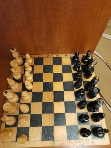 Dəbilqələr: Bu şahmat dəsti klassik dizaynda hazırlanmış taxta fiqurlardan və — 5
