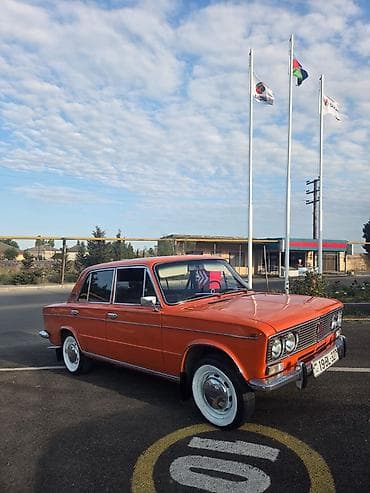 Model: VAZ 2103 (klassik “Jiquli” sedan) Kuzov: 4 qapılı, narıncı rəng
