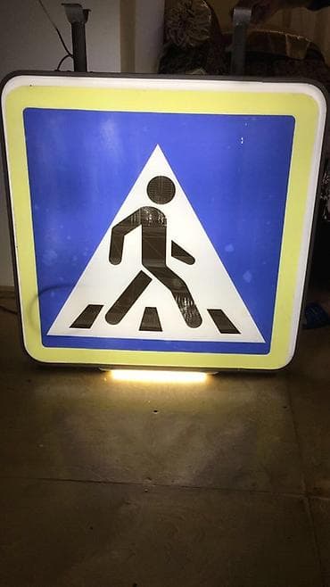 Piyada keçidi üçün işıqlandırmalı yol nişanı, piyadaların keçidini