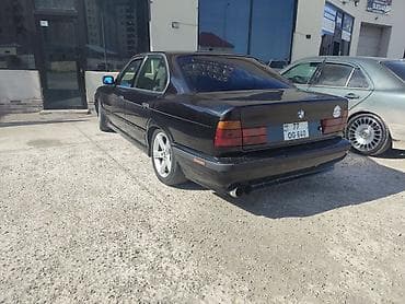 mersedes c 180: BMW 5 series: 3 l | 1994 il Sedan — 3