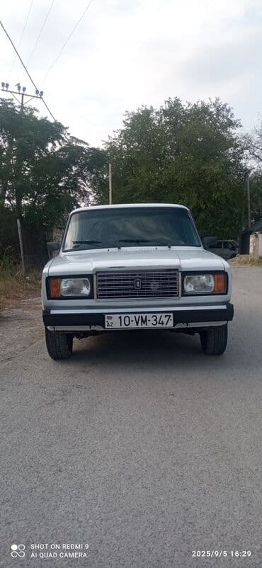 w211 disk: Vaz 2107, ağ rəng, 4 qapılı sedan. Xüsusiyyətlər: - Klassik kuzov — 10