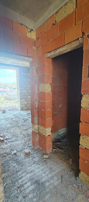 Hasar karkas beton kəmər üzrində tikilib və izolyasiya olunub. Ev — 1