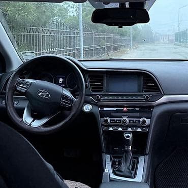 Hyundai Elantra: 2 l | 2019 il Sedan