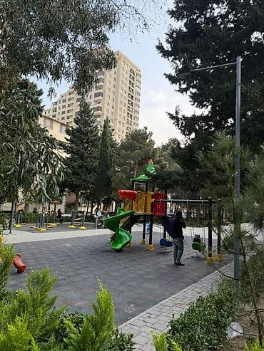 otag: Bakixanovda 252 nömrəli məktəbin yaxınlıqında abad heyətdə 4/5 — 4