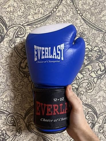 Everlast boks əlcəkləri – 12 oz - Rəng: mavi/ağ - Üzərində “EVERLAST — 3