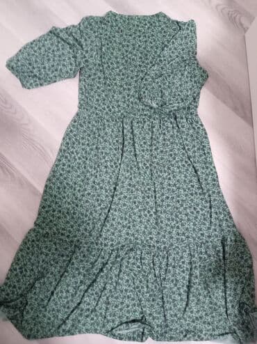 Kurtkalar: Kiçik çiçək naxışlı, yaşıl rəngdə qadın donu. Qısa qollu və yığılmış — 2