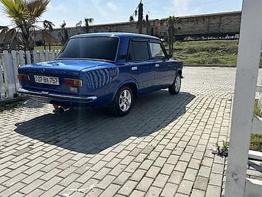 Model: Lada (VAZ) 21011 Kuzov: sedan, 4 qapı Rəng: parlaq göy Nömrə