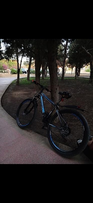 Dağ/şosse üçün çoxfunksiyalı velosiped - Rəng: qara-göy aksentlərlə -