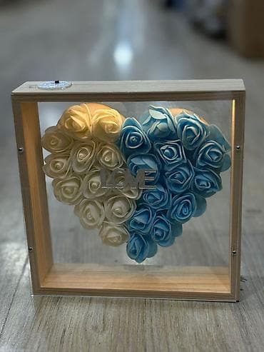 Коляски: LED işıqlı dekorativ çərçivə – “LOVE” yazılı ürək gül kompozisiyası - — 2