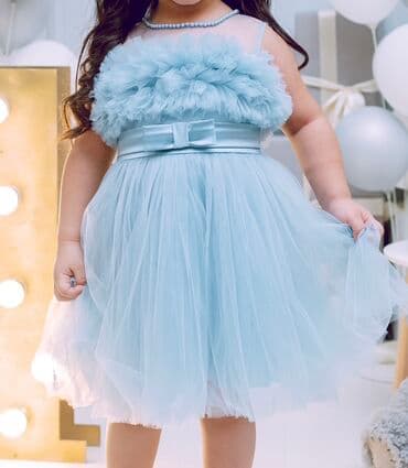 Açıq mavi rəngli, tüllü, qısa uşaq paltarı. Paltarın sinə hissəsi