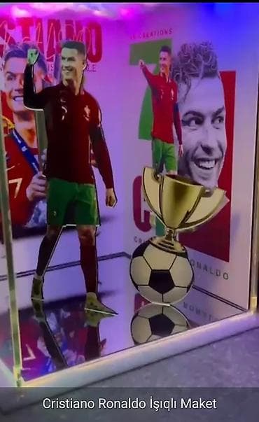 idmana aid şəkil: Şəffaf akril qutuda, daxili işıqlandırması olan futbolçu Osimehnin — 6